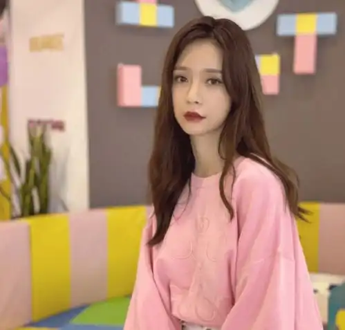 沈梦辰晒最近美照,网友质疑p图事故嘴都歪了