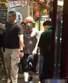 中年危机薛之谦露出大肚腩宛如临盆产妇粉丝却高呼想舔屏