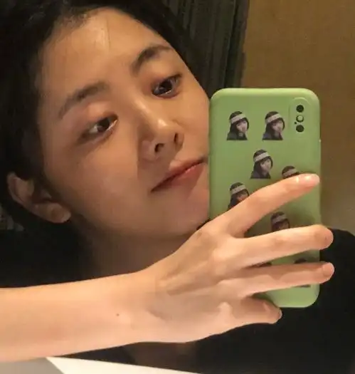 谭松韵素颜玩起自拍,离开妆容修饰颜值让人看愣,手机壳够抢眼
