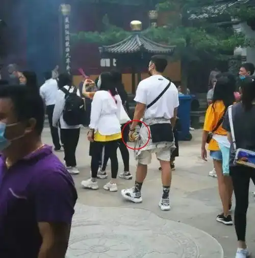 网友普陀山偶遇baby,合影主动摘下墨镜口罩,手中拿的雨伞显素质