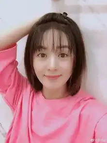 赵丽颖六一晒图祝金猪宝宝节日快乐,并在评论区补图一张,太谨慎