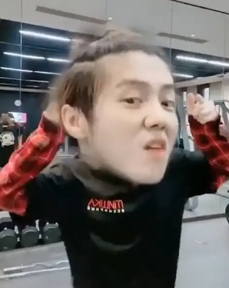 鹿晗和黄子韬相约去健身房,合体录制搞怪视频,大头特效可爱犯规