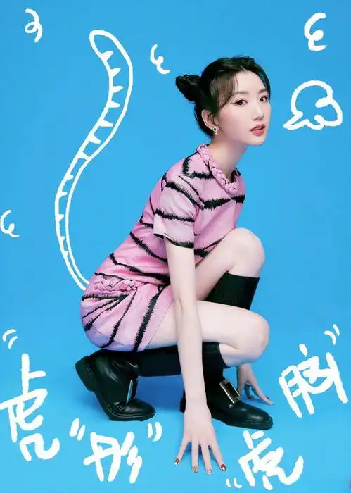 彩色波点羽绒服搭配牛仔裤,毛晓彤女神范儿十足,美到没朋友