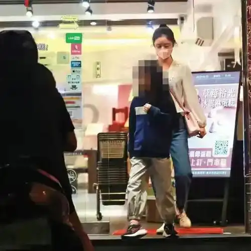 林心如一家三口罕同框,霍建华与女儿手牵手,8岁小海豚忒像爸爸