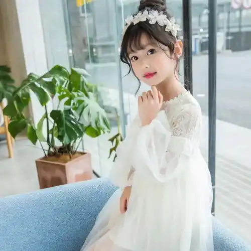 当童星令人羡慕9岁女孩天天大浓妆,素颜合照气色不如黄晓明
