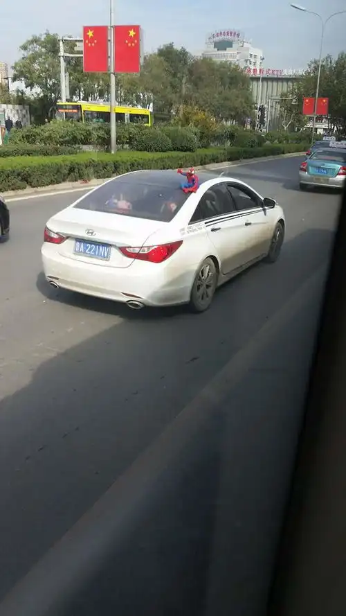 吓屎人济南蜘蛛侠再次惊现在车顶和我打招呼