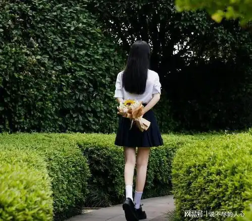 赵丽颖玩出校园风新高度,青色短裙搭配白色短袖衬衣分外清纯
