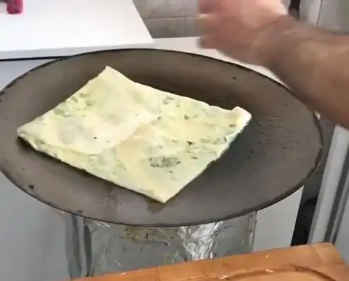 外国人做个煎饼果子要花10分钟,看到成品,中国吃货直呼太值了
