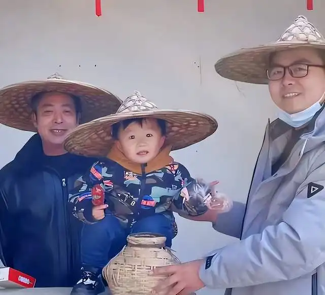姚威性格太懦弱,黎方富是被拐孩子的榜样,霸气为亲生父母讨公道