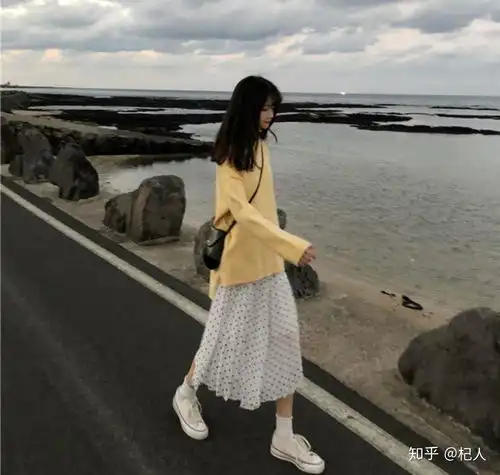 黄色毛衣搭配什么裙子