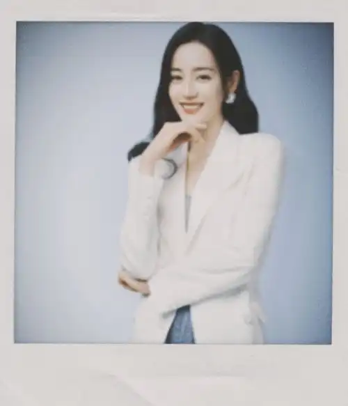 迪丽热巴拍立得合集分享少女娇俏感尽显