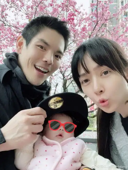 阔少宠妻向华强一家逛公园向佐帮郭碧婷提鞋