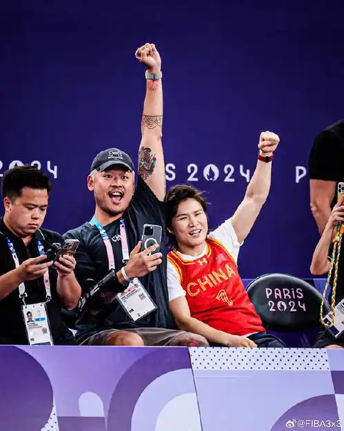 来自ufc世界冠军的助威,张伟丽现场观看中国三人女篮比赛
