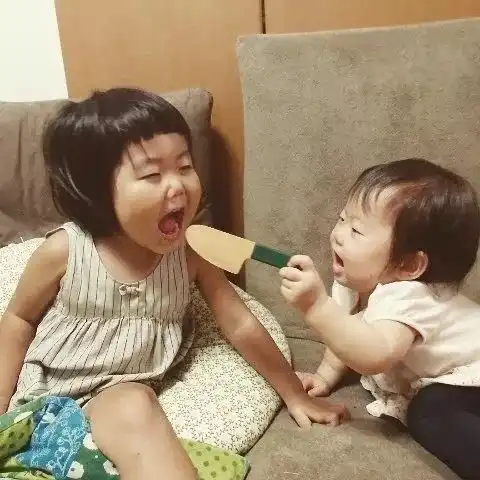 她因狂晒女儿的丑照走红网友是亲妈吗哈哈哈哈哈