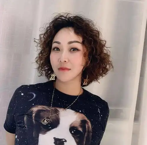 今年最新流行全头烫,女人味十足