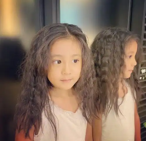 贾静雯晒出三个女儿的照片,大女儿青春靓丽,小女儿可爱呆萌
