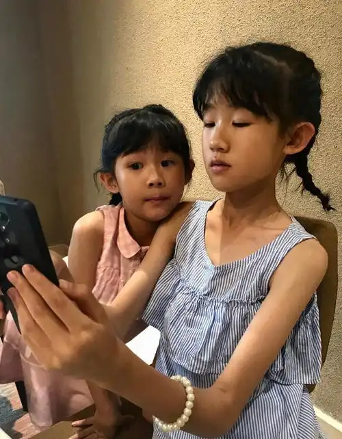 陆毅俩女儿变厨娘,穿同款毛衣不同发型却似双胞,声音甜腻