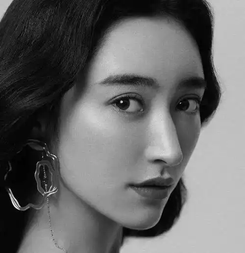 攀登者和井柏然演情侣的藏族妹子,真心好看