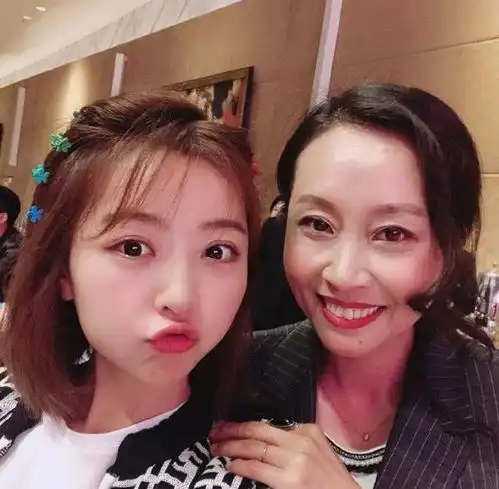 黑妹戚慧罕有曝光近照,温婉大气仍显冻龄,曾五次登上春晚
