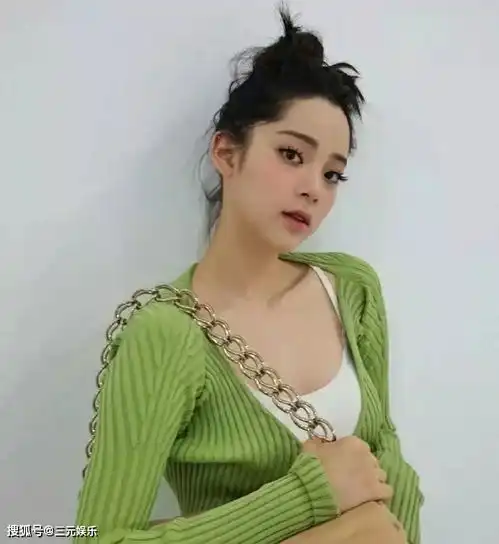 欧阳娜娜扫把头造型火了,穿白色背心搭配绿色开衫,赏心悦目