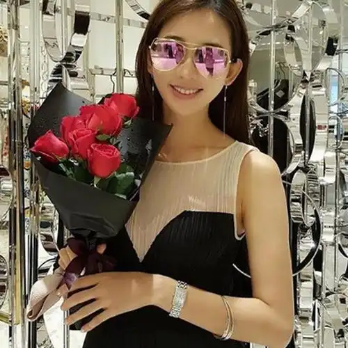 陈冠希竖中指不向林志玲道歉,而她却说