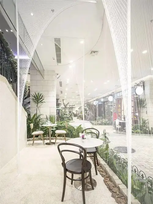 材料的半透明结构,让建筑亦有朦胧美