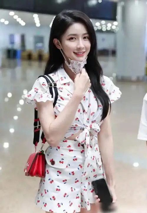 钟楚曦也撞衫了,谁说法式风过时这对镜自拍美炸了