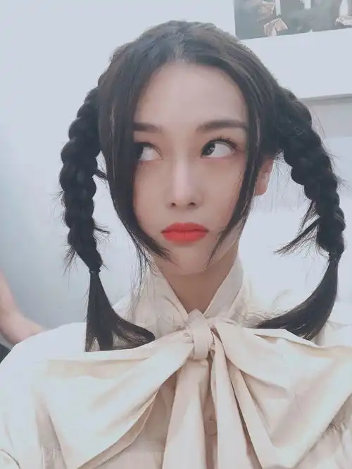 迪丽热巴张馨予新剧路透流出,张馨予短发造型抢镜