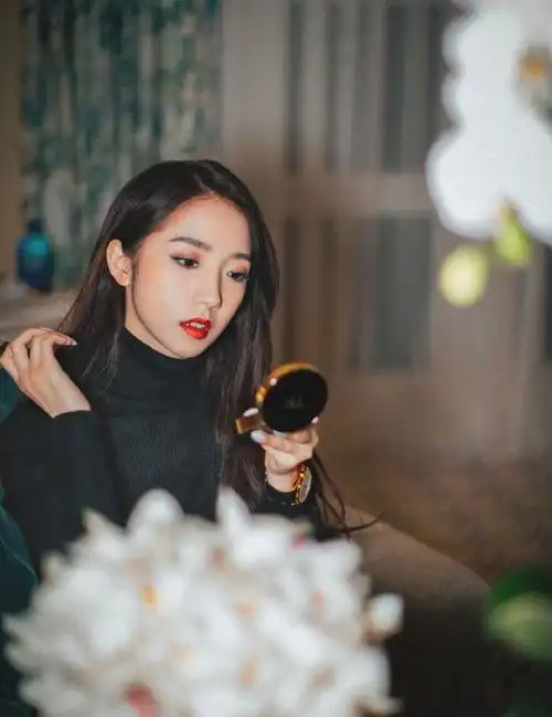 孟美岐黑色时尚,简单利落气场全开,尽显独特魅力