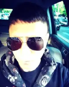 孙红雷晒强盗自拍照光线太亮不见鼻子图
