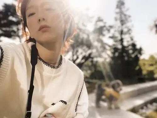 泰妍出游阳光明媚心情佳托腮闭眼笑少女感十足