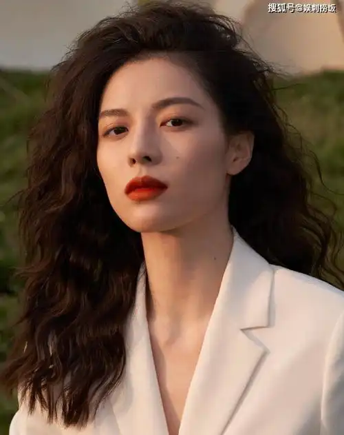 钟楚曦晒对镜自拍美照,露脐装秀纤腰,造型时髦靓丽