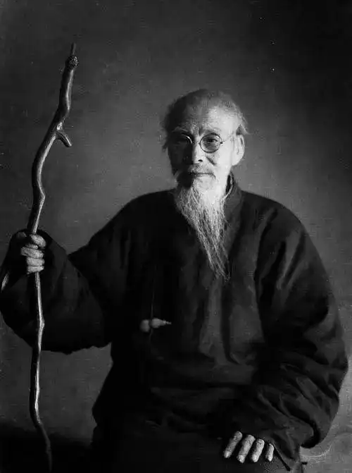 90岁齐白石看上25岁新凤霞,将她拉进房间这里全是钱,随便拿