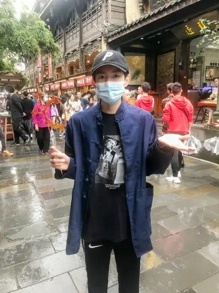 组图王源穿蓝色马褂变复古帅气少年手拿糖画显乖巧