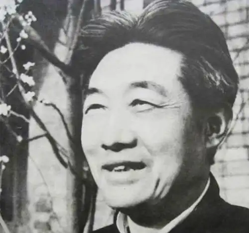 康有为60岁大寿,徐悲鸿给其画全家福祝贺,画出了农村年画的味道