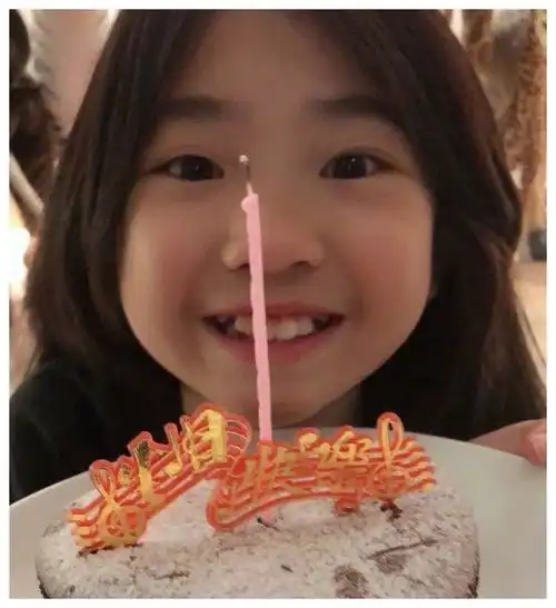 曹格女儿10岁生日照曝光,实力诠释女大十八变,我却羡慕她发量