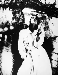 水墨画般的朦胧美,摄影师lillianbassman捕捉50年代女伶的绰约风姿