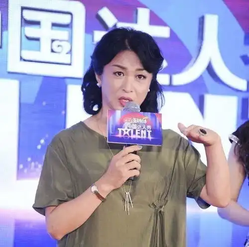 杨幂穿星星裙托腮撩发秀白皙长腿,与沈腾现学垃圾分类