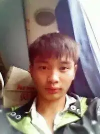 这两个男生那个好看些比较而言