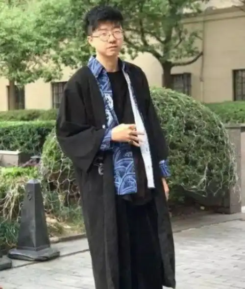 伪文青李诞的蜕变史,和他老婆黑尾酱的黑历史