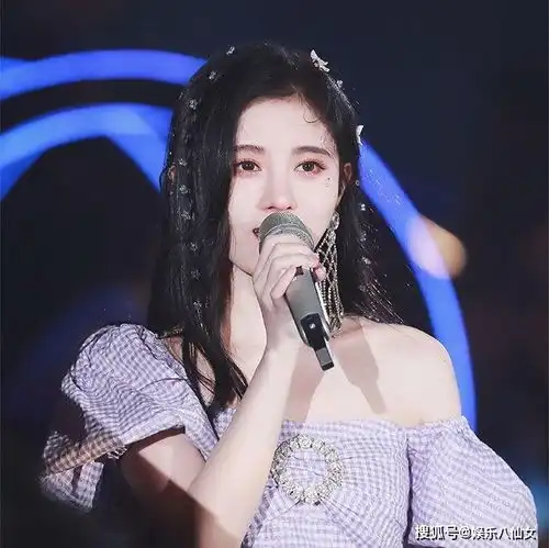 张翰鞠婧祎同台献唱,牵手拥抱摸头一个不落,俊男靓女甜度爆表