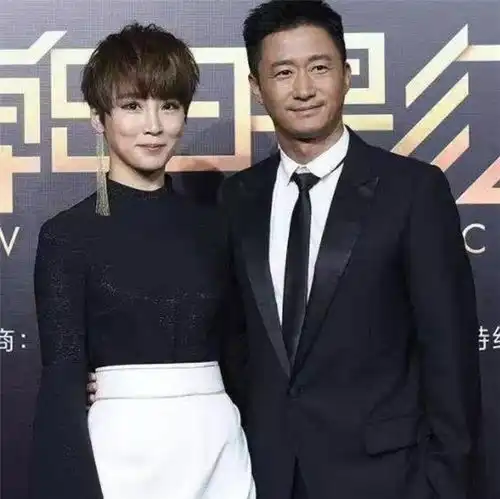 成龙送吴京一件定制夹克,吴京在兜里发现一张卡,忙追问能刷多少钱