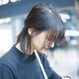 郑爽素颜现身机场,跟粉丝热聊称我帮你买票,暖心又霸气