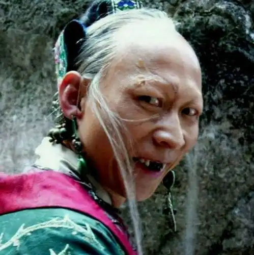 他和赵薇陈坤是同学,因长得太丑只能演反派,妻子女儿却貌美如花