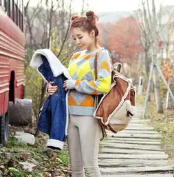 女生时尚休闲双肩包,搭配服饰轻松惬意