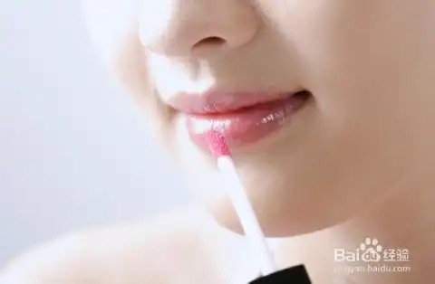 冬天嘴唇干裂脱皮怎么办