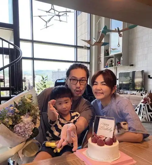 ella晒全家福为儿子庆生,4岁劲宝外貌帅气像爸爸,萌态十足
