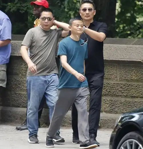 马云现身纽约街头,嘴叼墨镜霸气十足赵薇老公黄有龙做跟班