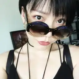 组图吴莫愁墨镜遮脸皮肤白皙眼神犀利网友大呼炫酷