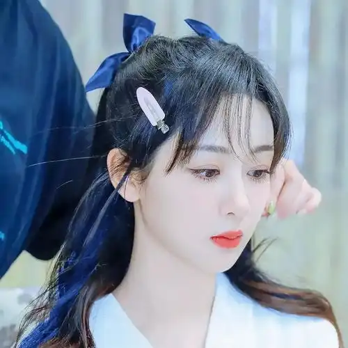 问杨紫,头上的蝴蝶结是蓝色还是黑色啊